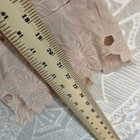 LACE EMBROIDERY LAZER CUT BEAUTIFUL PALE PUNK M MEDIUM TOP BLOUSE SEXY V 770 EUC - Picture 5 of 12